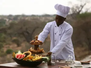 Los chefs trabajan con diligencia para garantizar que cada comida esté impecablemente hecha.