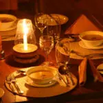 Disfrute de una romántica cena a la luz de las velas.