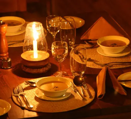 Disfrute de una romántica cena a la luz de las velas.