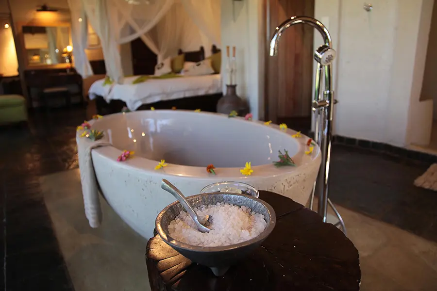 tau-game-lodge-madikwe-fam_suite_1_bath