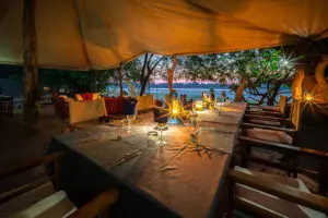 Dining is a highlight on safari. Enjoy a warm atmosphere and hearty food.