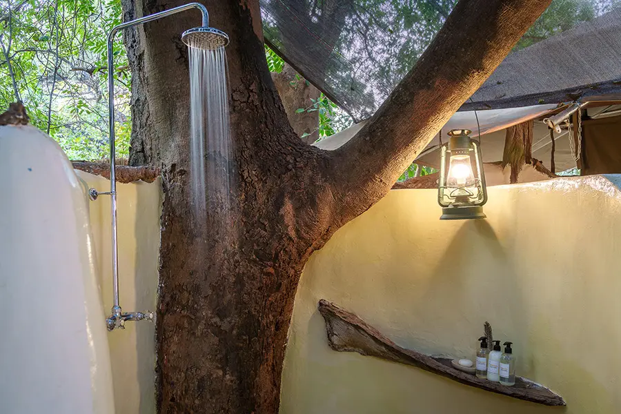 tena-tena-south-luangwa-zambia-outdoor-shower