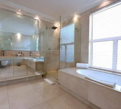 Cuarto de baño de la habitación estándar del Clarendon