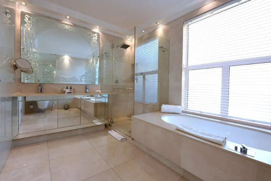 Cuarto de baño de la habitación estándar del Clarendon