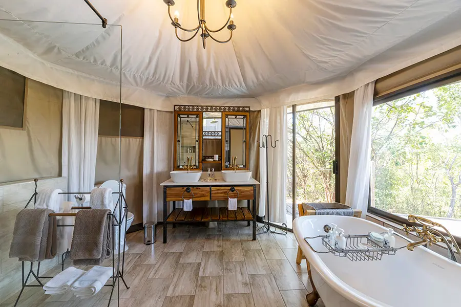 the-elephant-camp-vic-falls-zim-suite-bathroom