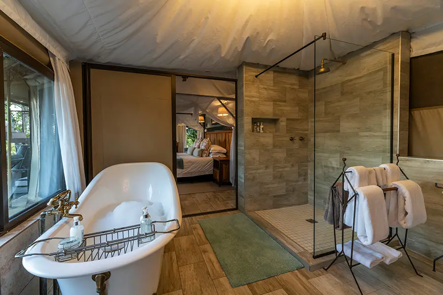 the-elephant-camp-vic-falls-zim-suite-bathroom_