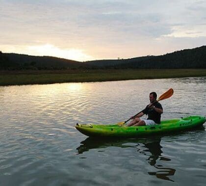 Alquile un kayak y explore la naturaleza desde el agua.