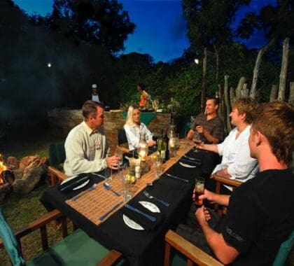 Comparta sus historias de safari con otros huéspedes, mientras cena junto al boma.