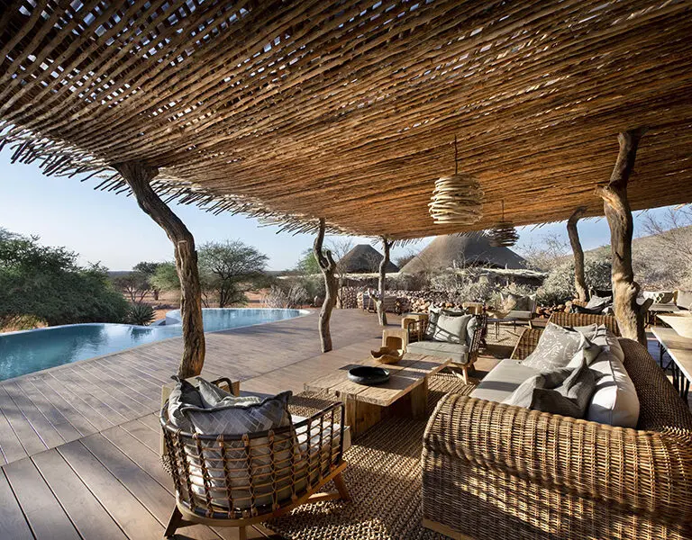 El salón y la piscina. 