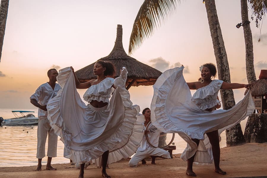 Actuaciones al atardecer de artistas locales.