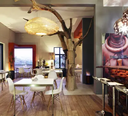 Geniet van een privédiner in je suite of schuif aan met andere gasten in de grote eetzaal.