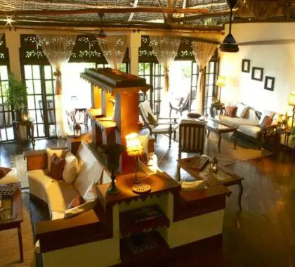 El amplio salón ofrece espacio suficiente para pasar un rato relajado.