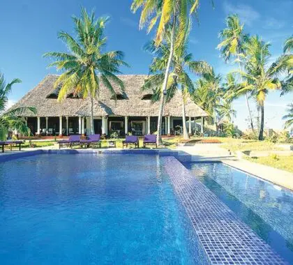 Dese un refrescante chapuzón en la piscina y disfrute de las magníficas vistas.