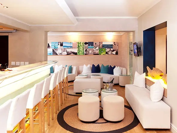 El elegante bar de The Plettenberg es moderno y está a la última, con muchos lugares donde relajarse y disfrutar de una copa o dos.