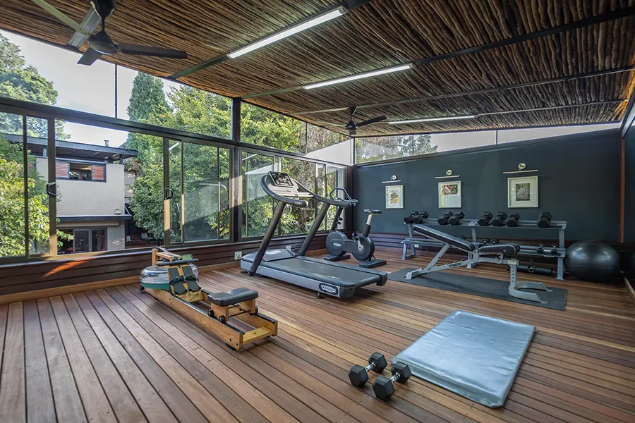 Manténgase en forma en el gimnasio del hotel.
