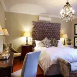 Die Luxuszimmer sind mit feinster Bettwäsche und weichem Mobiliar ausgestattet.