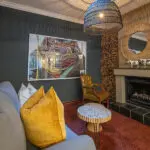 Der Kamin und das Wohnzimmer in einer Luxussuite.