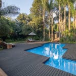 Nehmen Sie ein Bad im kühlen Schwimmbad.