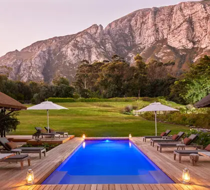 Salga al exterior y encontrará la piscina con impresionantes vistas de las montañas Cape Fold.