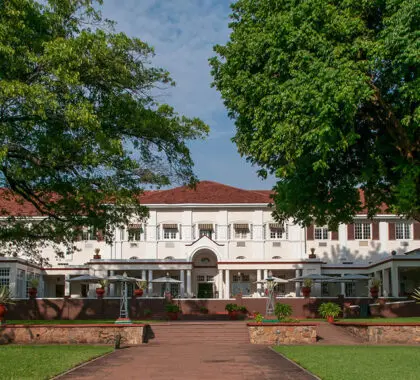 El regio y célebre Hotel Victoria Falls. 