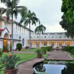 Entrada al Hotel Victoria Falls.