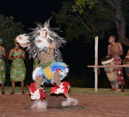 Disfrute de espectáculos culturales durante su estancia en el Victoria Falls Hotel. 