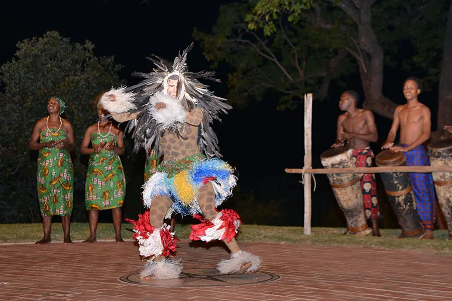 Disfrute de espectáculos culturales durante su estancia en el Victoria Falls Hotel. 