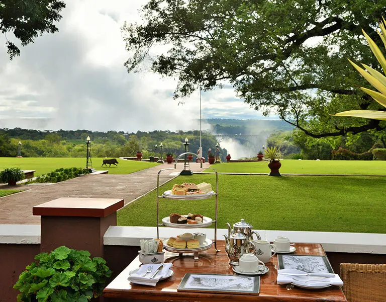 Un icónico té con las cataratas Victoria a la vista | Victoria Falls Hotel