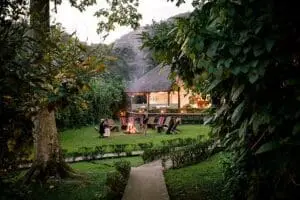 La hoguera en el Sanctuary Gorilla Forest Camp.