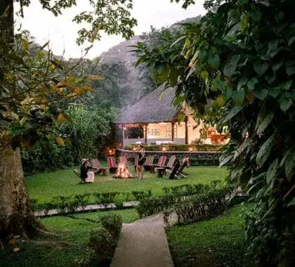 La hoguera en el Sanctuary Gorilla Forest Camp.