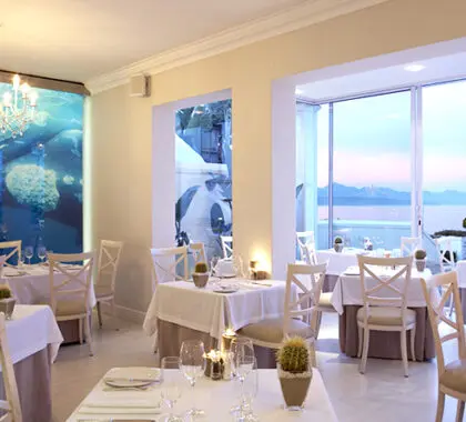 Para una experiencia gastronómica sublime, el restaurante de The Plettenberg ofrece un entorno único y elegante.