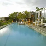 La piscina es lo suficientemente grande como para darse unos largos antes de comer.