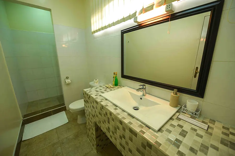 TheBomaEntebbe-Bathroom-StandardRoom