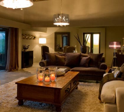Un hermoso salón para descansar después de un buen día de safari.