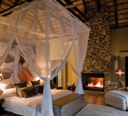 Dormitorio con bonita chimenea.