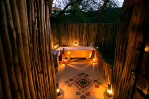 An outdoor bath to enjoy the evening breeze.
