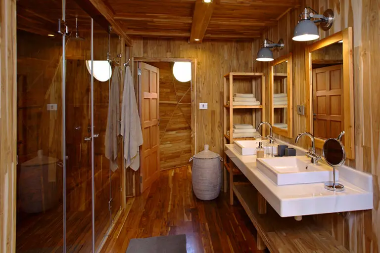 Each suite has an en suite bathroom.