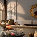 Estará rodeado de elegantes interiores. 
