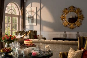 Estará rodeado de elegantes interiores. 