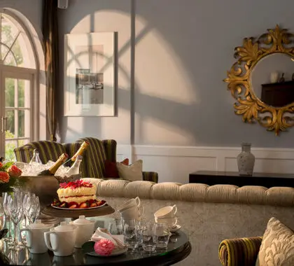 Estará rodeado de elegantes interiores. 