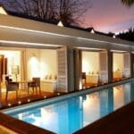 Deslice hacia atrás las puertas plegables de su Suite junto a la piscina y entre directamente en ella.