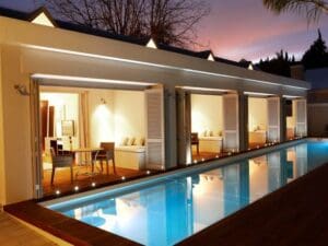 Deslice hacia atrás las puertas plegables de su Suite junto a la piscina y entre directamente en ella.