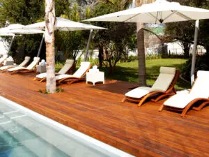 Este indulgente refugio cuenta con dos piscinas y una sala de bienestar para masajes y tratamientos de belleza.