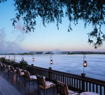 Disfrute de una cena romántica con vistas al rocío de las cataratas Victoria.