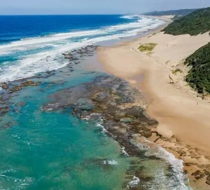 Piscinas de roca y playa.