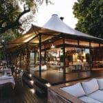 La zona principal de invitados cuenta con mucho espacio para descansar, tanto en el interior como en el exterior, un comedor y una piscina. 