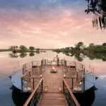 Tome una copa al atardecer mientras disfruta de las vistas del río Zambeze en el Thorntree River Lodge.
