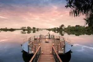 Tome una copa al atardecer mientras disfruta de las vistas del río Zambeze en el Thorntree River Lodge.