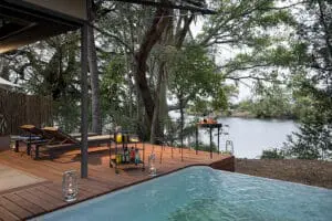 La terraza de las suites tiene vistas al río.