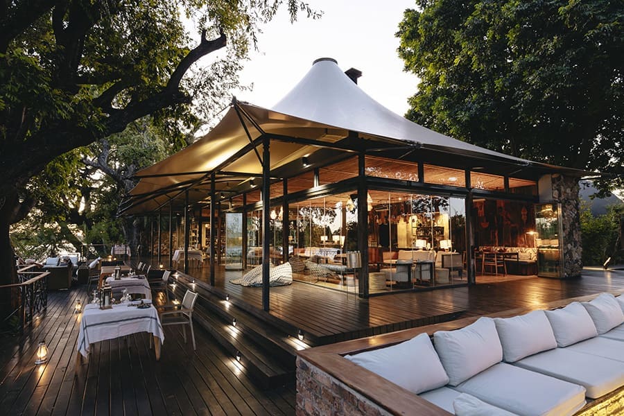 La zona principal de invitados cuenta con mucho espacio para descansar, tanto en el interior como en el exterior, un comedor y una piscina. 
